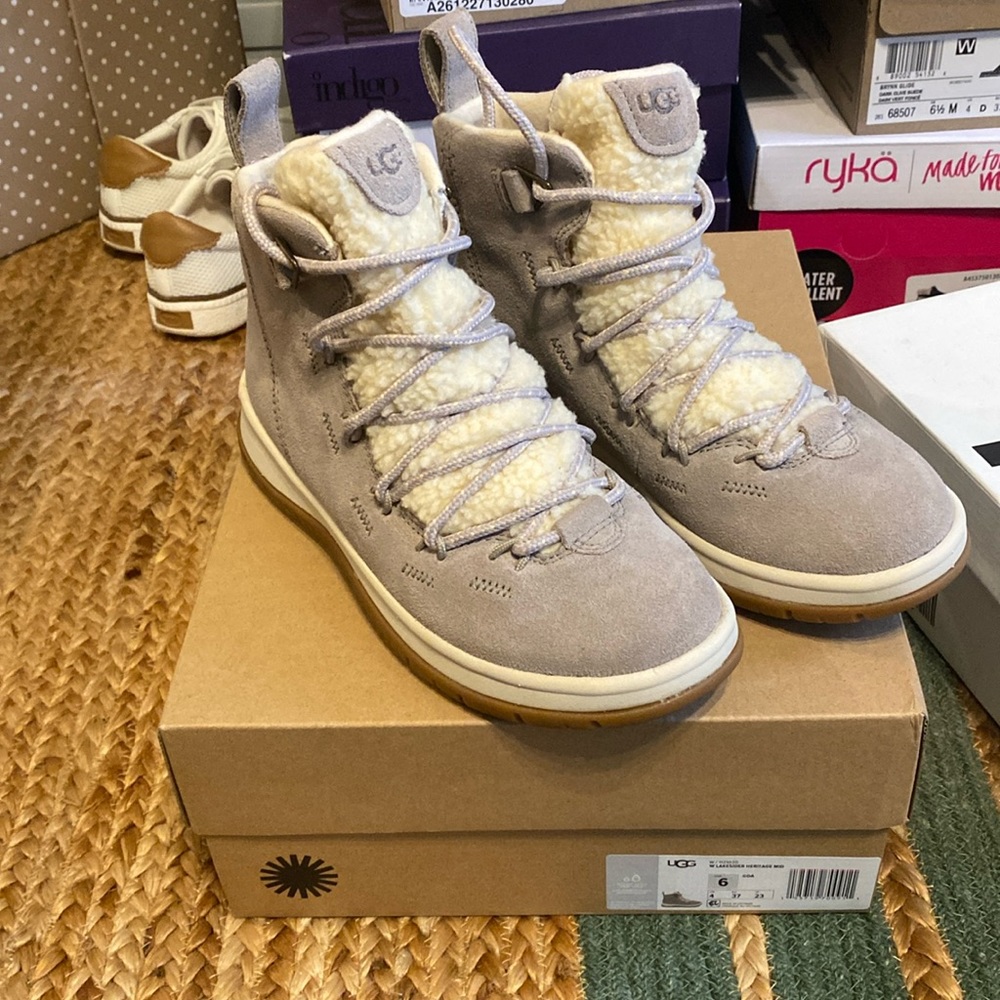 Ugg Lakeside Heritage - image 1